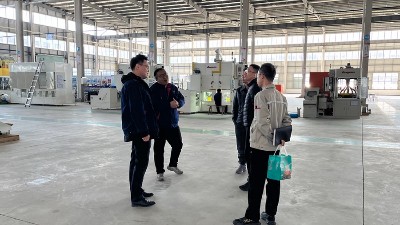 電池蓋帽客戶來訪考察鏈式噴膠機、滾噴設備