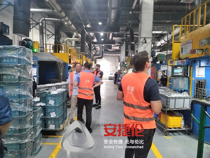 大連外貿(mào)公司代國(guó)外客戶采購(gòu)安捷倫的橡膠減震自動(dòng)滾噴機(jī)