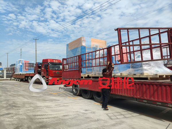 喜訊！順利向浙江客戶發(fā)了5臺(tái)智能自動(dòng)化噴涂機(jī)縮徑設(shè)備