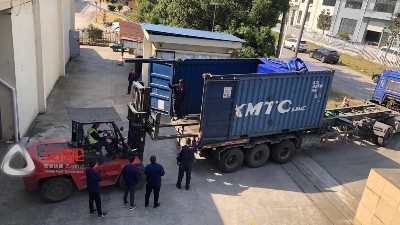 馬來西亞客戶訂購的自動縮徑機(jī)、液壓機(jī)裝車發(fā)貨現(xiàn)場！