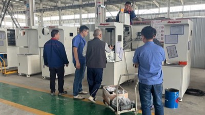 紹興汽車零部件客戶到訪，參觀減震器襯套縮徑機